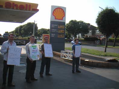 ISNers and friends blockade Shell