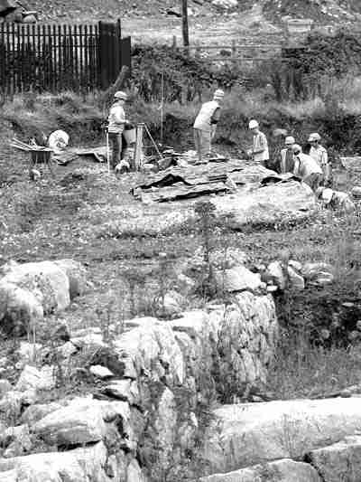 Archeologists dismantle castle wall (Fosse)