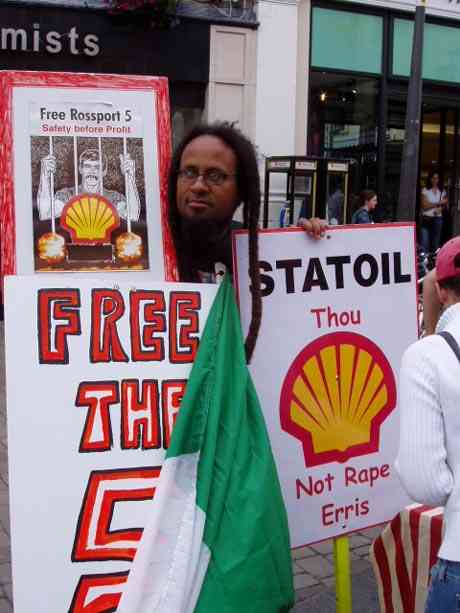 Stevo, on red-alert for a Shell/Fiann Fail attack, well protected behind his testudo of placards, no quarter to the buggers, Stevo. Alright !.