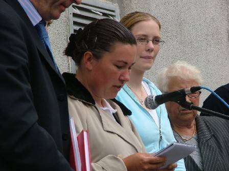 Brid McGarry reads a statement on behlaf of the families of the Rossport 5