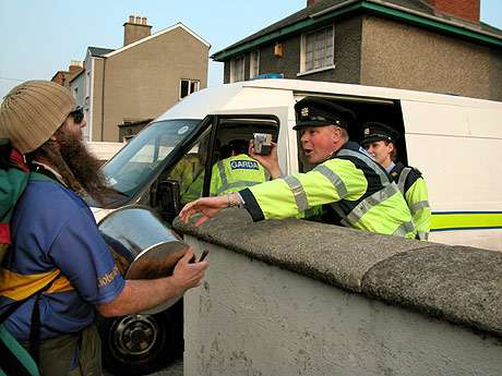 banging-pot vs garda-cam