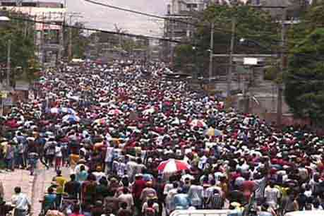 May 18 demonstration continues despite the U.N. allowing masked members of the Haitian SWAT to enter the area with automatic weapons. The Haitian police murdered unarmed marchers on Feb. 28 and April 27 during similar peaceful demonstrations.