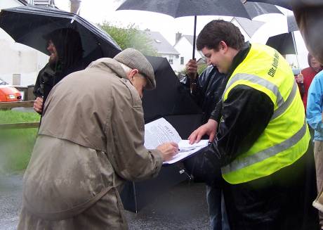 Cllr Keith Martin taking up the petition