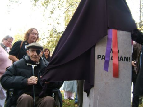 Bob Doyle unveils the monument